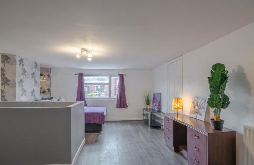 Dudley Apartment | Ensuite Studio with Kitchenette Dudley DY2