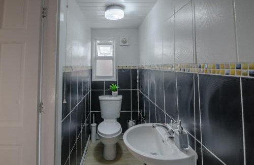 Dudley Apartment | Ensuite Studio with Kitchenette Dudley DY2
