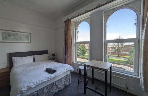 Sketty House | Ensuite triple room by Swansea University Hospital v