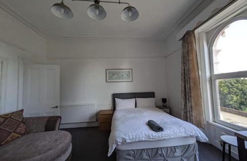 Sketty House | Ensuite triple room by Swansea University Hospital v