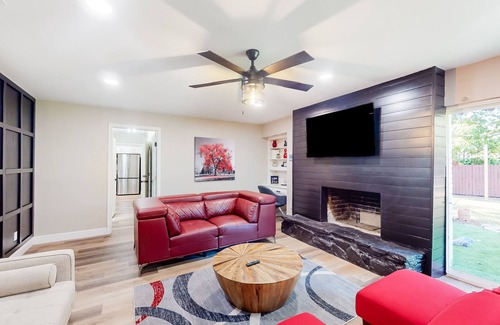 DeSoto House | Entertainer's delight with vibrant game room and large yard - dog-friendly
