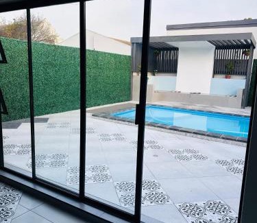 Parklands House | Entertainers delight near the beach & wine routes