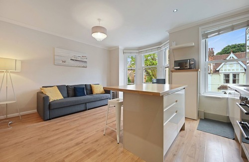 Ealing Apartment | Entire 2Bed-Quiet location & close proximity to Elizabeth line to Central London