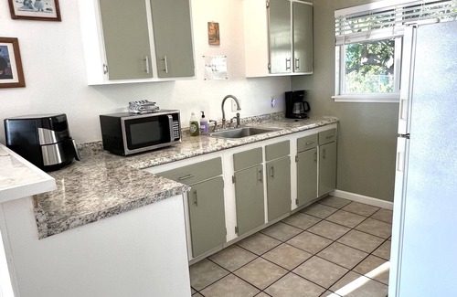 Historic Kailua Village Apartment | Entire 3bedrooms Apt. w/Balcony & Ocean Sunset View, Great Location