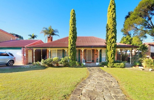 Baulkham Hills House | Entire 4 Bedroom House with Swimming Pool, Beautiful and Spacious