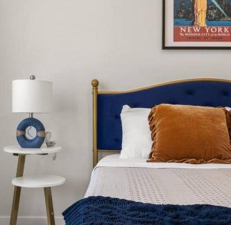 Calgary House | Entire 4 Bedroom House Including Basement with King Size Bed, Upgrade Your Stay, Netflix, Sleeps 14