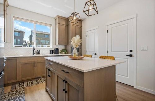 Calgary House | Entire 4 Bedroom House Including Basement with King Size Bed, Upgrade Your Stay, Netflix, Sleeps 14