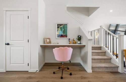 Calgary House | Entire 4 Bedroom House Including Basement with King Size Bed, Upgrade Your Stay, Netflix, Sleeps 14