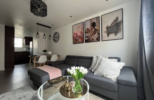 Bourg-la-Reine Apartment | Entire Apt - Family - Close to Paris - 2min RERB - Kitchen - Parking - Olympic24