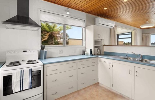 Tauranga House | Entire Beachfront Complex: Your Private Paradise for Large Groups