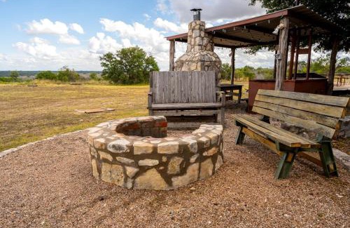 Eldorado House | Entire Cabin Retreat in Texas Hill Country, Perfect for Intimate Glamping Weekend Getaways in Eldorado
