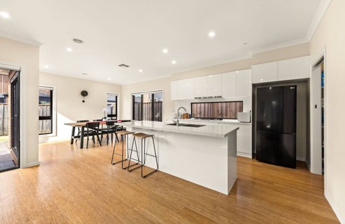 Keysborough House | Entire Cozy 4BR House with 2 Ensuites Keysborough