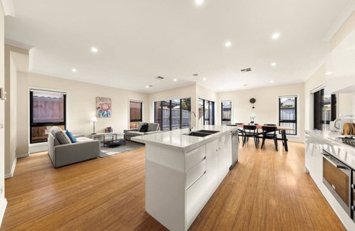 Keysborough House | Entire Cozy 4BR House with 2 Ensuites Keysborough