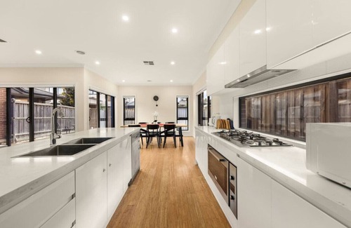 Keysborough House | Entire Cozy 4BR House with 2 Ensuites Keysborough