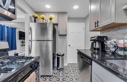 Brooklyn House | Entire Duplex|Great For Large Group|Spacious and Updated Design