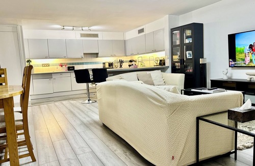 Lancaster Gate Apartment | Entire Flat at Kensington Garden close to Queensway, Paddington station.