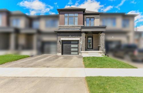 Thorold House | Entire Home 15 Mins From Falls perfect for 8 to 10 guests