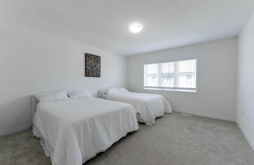 Thorold House | Entire Home 15 Mins From Falls perfect for 8 to 10 guests