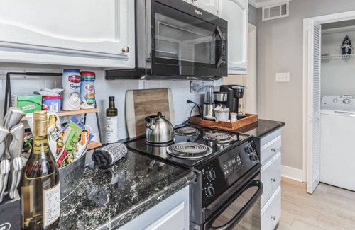 Baton Rouge Condo | Entire home 2 bedroom 2 en-suites. Keurig, snacks. Near Mall of LA, LSU & Downt.