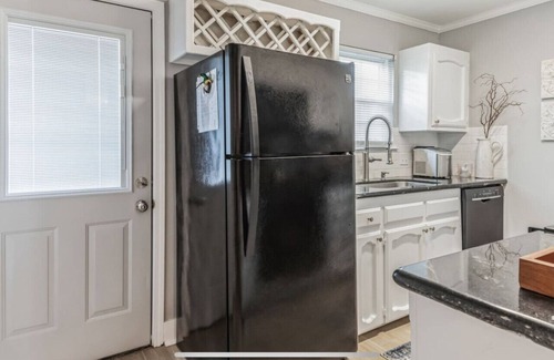 Baton Rouge Condo | Entire home 2 bedroom 2 en-suites. Keurig, snacks. Near Mall of LA, LSU & Downt.