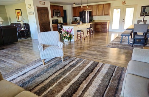Ocala Other | Entire Home, 5 minutes to WEC and FAST, 3bd, 3 bath FENCED 1 acre King bed.