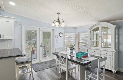 Weeki Wachee Gardens House | Entire Home on the water! 3/2