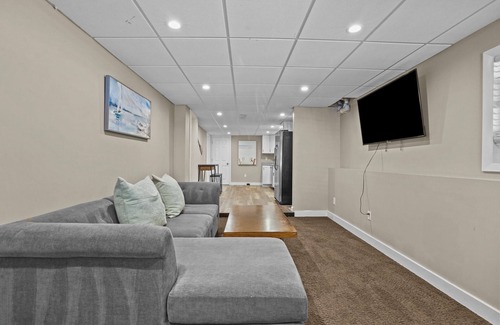 South Kingstown House | Entire Home with large backyard Near Narragansett Beaches, and 5 minutes to URI!