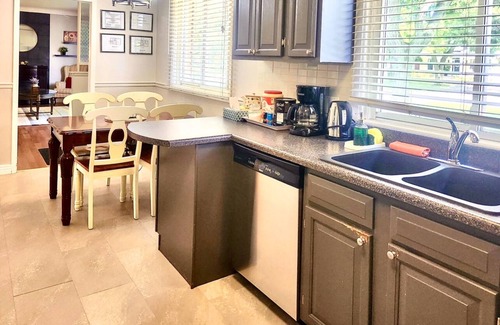 Historic Old Town House | Entire House Walking distance to downtown Niagara on the Lake