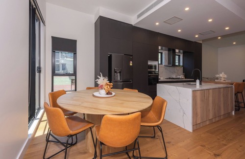 Port Melbourne Apartment | Entire House in Port Melbourne w/Parking & Pool