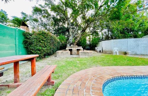 Beacon Bay House | Entire House in Beacon Bay - Family or Group Retreat - Swimming Pool - Multiple Braais