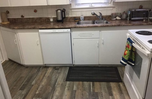 North End House | Entire House in Quiet Residential Area Close to Everything, Very Clean, Non-Smoking.