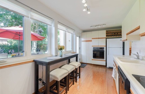 Richmond Hill House | Entire House Open Concept Modern House Comfortably Sleeps 5