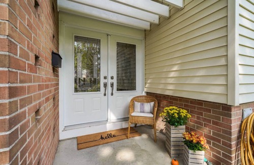 Richmond Hill House | Entire House Open Concept Modern House Comfortably Sleeps 5