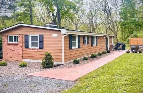 Town of Richmond House | Entire House with private lake access and hot tub!