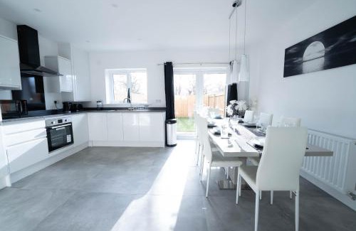 Worksop House | Entire Modern Home with Private Parking for 6/8 Persons