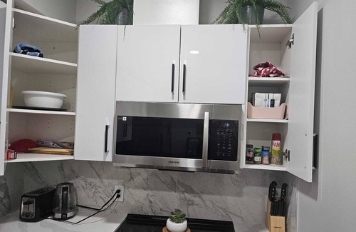 Southwest Edmonton House | Entire Place - Stylish 3-Br | Comfort Await! + Gym.nNo pets please.