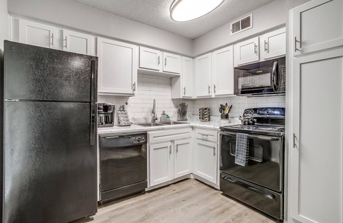 South Arlington Apartment | Entire Place ✶Washer Dryer✶Wi Fi✶4K TVs ✶Pets Allowed #828