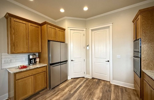Baker City House | Entire Scenic Views Estate, Gorgeous 6 Bdrm, 5.5 Bath, Local Golfing 50% Off!