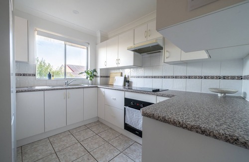 Merewether Apartment | Entire unit in Newcastle: family friendly, free parking, walk to beach and shops