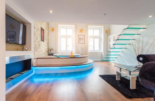 Inner City Budapest Apartment | Enzo Capo Jacuzzi Andrassy