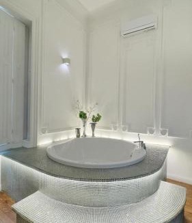 Inner City Budapest Apartment | Enzo Capo Jacuzzi Andrassy