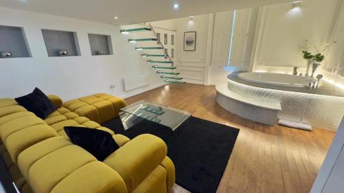 Inner City Budapest Apartment | Enzo Capo Jacuzzi Andrassy