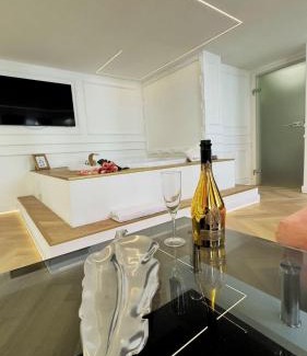 Inner City Budapest Apartment | Enzo Capo Jacuzzi Andrassy