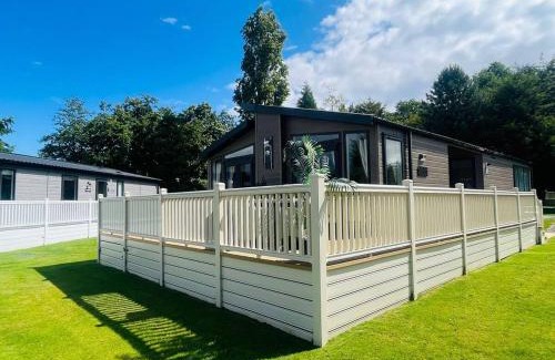 Allerthorpe House | Enzo's Lodge with Hot Tub