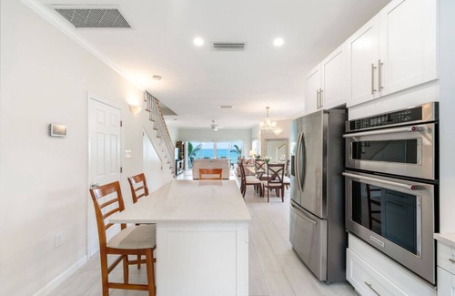 Northwest Point Apartment | Epic 3BR , all Ensuite, On-site Diving, Pool and Spa