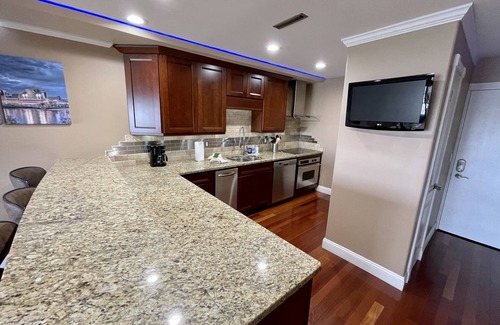 Covington Condo | Epic Cincinnati Views ★ Starry LED Deck in Covington, Devou Park Hilltop Retreat