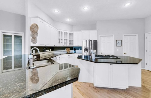 Highlands House | Epic Hillside Retreat Htd Pool HotTub Golf 4400sf