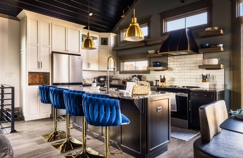 Chalet Village North Cabin | Epic Mtn views sauna firepit hot tub pizza oven 4 King BR + Bunk gourmet kitchen