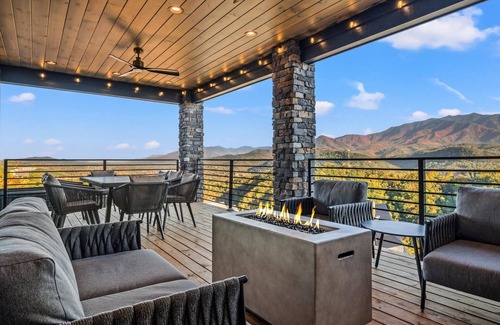 Chalet Village North Cabin | Epic Mtn views sauna firepit hot tub pizza oven 4 King BR + Bunk gourmet kitchen