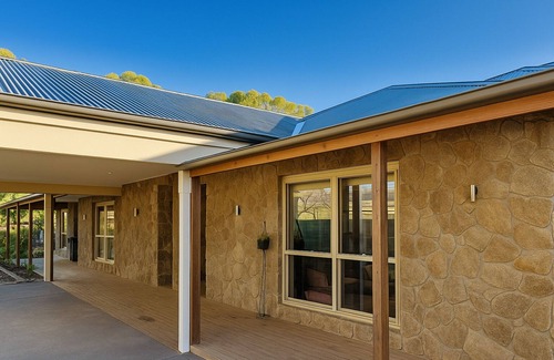 Trafalgar East House | Epic Retreat with Pool, Sauna, Cinema, Firepit & More – Sleeps 28